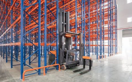 In a narrow alley of only 1.75m, man-up three-way forklifts deliver excellent results in both 